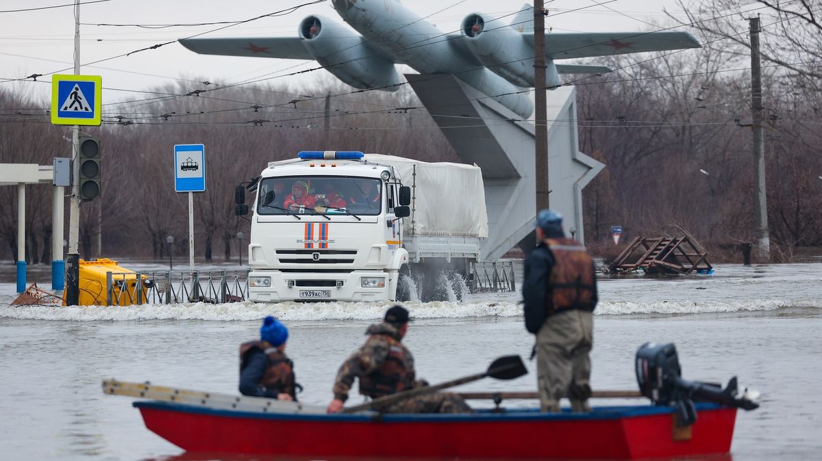 Obrazem: „Kritická situace“. Ruské město Orsk je pod vodou, čeká se déšť